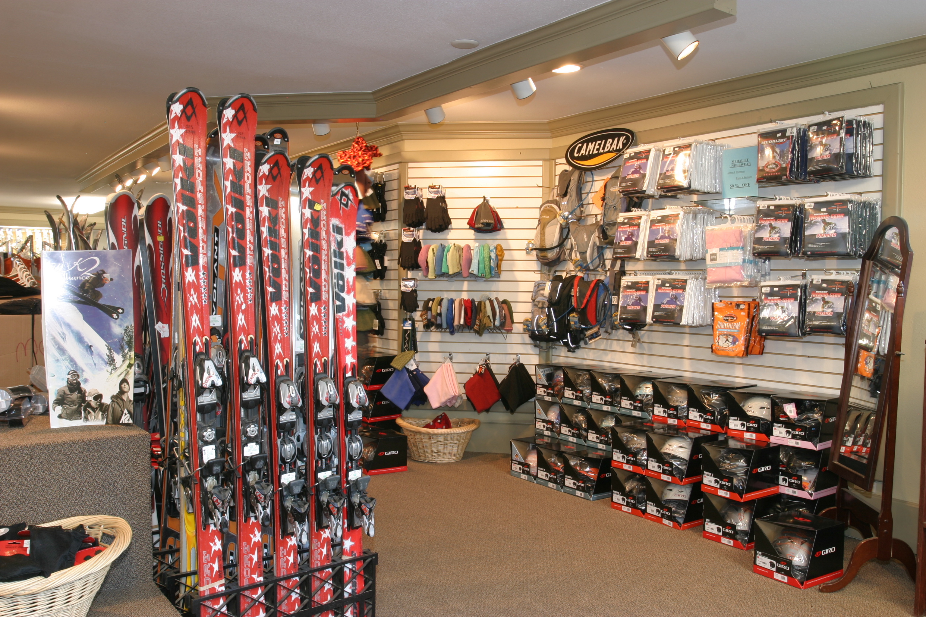 Ближайший прокат. Магазин лыж. Спортивный инвентарь. Оборудование для горных лыж. Магазин горнолыжного снаряжения.